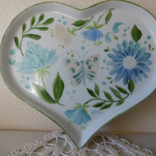 Assiette coeur en porcelaine peinte main : fleurs et papillon bleu, turquoise et vert