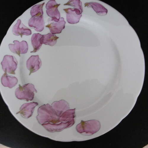 Plat rond à gâteau chantourné en porcelaine de limoges peinte main : pétales roses et pourpres