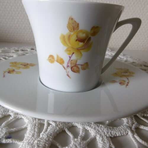 Tasse à thé et soucoupe ovale en porcelaine peinte main : roses jaunes