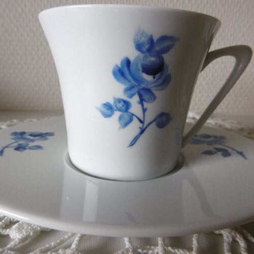 Tasse à thé et soucoupe ovale en porcelaine peinte main : roses bleu