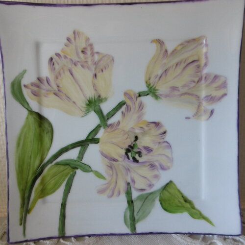 Assiette carrée en  porcelaine peinte main : décor de 3 tulipes beige et violet