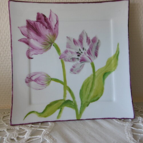 Assiette carrée en  porcelaine peinte main : décor de 3 tulipes pourpre