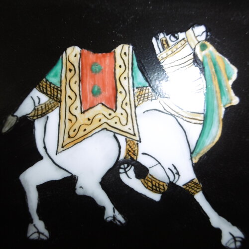 Vide poche en porcelaine peinte à la main décoré d'un chameau chamarré sur fond noir