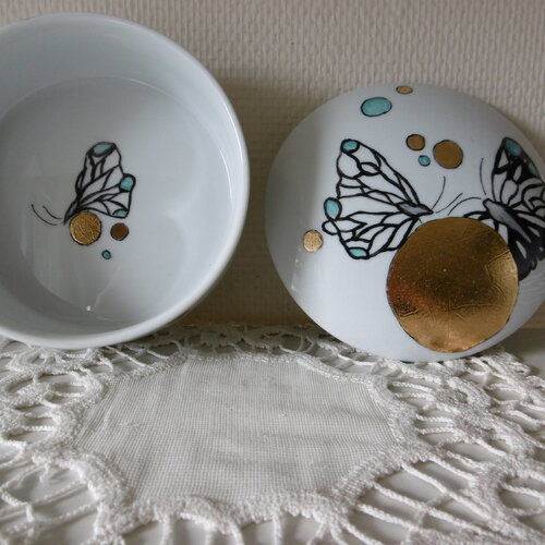 Boîte ronde en porcelaine peinte main : décor de papillons noirs et turquoise et de cercles d'or