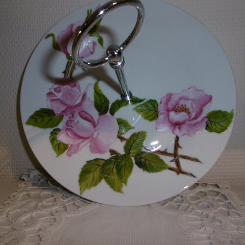 Plateau à gâteaux avec poignée en porcelaine peinte à la main décoré de 4 roses avec leurs feuilles