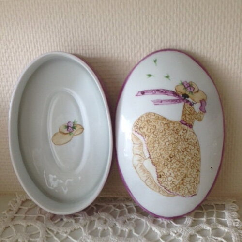 Boîte à bijoux ovale en porcelaine peint main : jeune fille romantique en robe sépia et chapeau à fleurs
