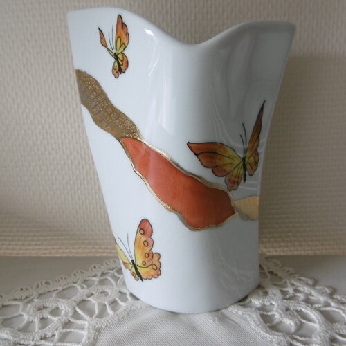 Vase en porcelaine peinte main : papillons jaune et rouge avec motif rouge et doré