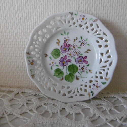Coupelle en porcelaine de limoges ajourée décorée d'un bouquet de violettes et de petites fleurs