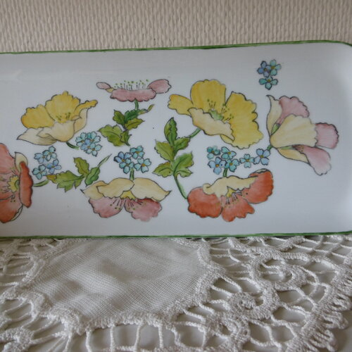 Plat à cake en porcelaine peinte main : fleurs de pavot multicolores