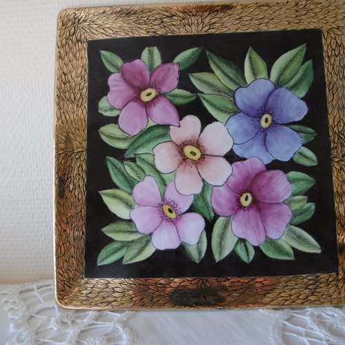 Plat carré en porcelaine peinte main décoré de fleurs et feuilles stylisées avec une aile dorée avec graphisme