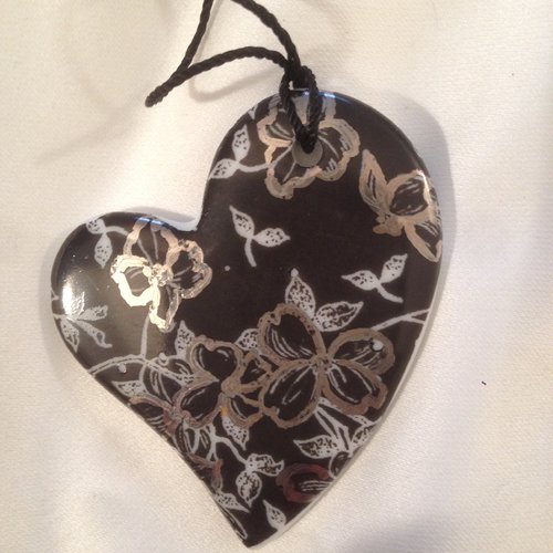 Pendentif en porcelaine peinte main coeur asymétrique décoré de fleurs blaanches et platineee sur fond noir