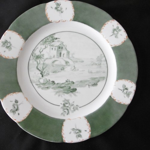 Plat rond chantourné en porcelaine peinte main : décor de paysage et de petites roses en camaëu de vert