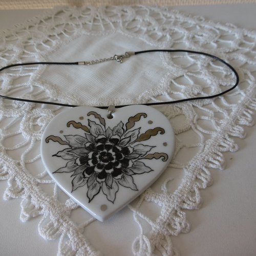 Grand pendentif en porcelaine peinte main