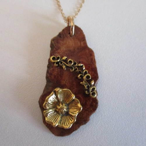 Pendentif collier fleur dorée et arabesques 