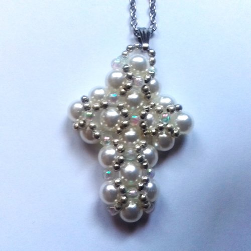 Collier pendentif croix en perles