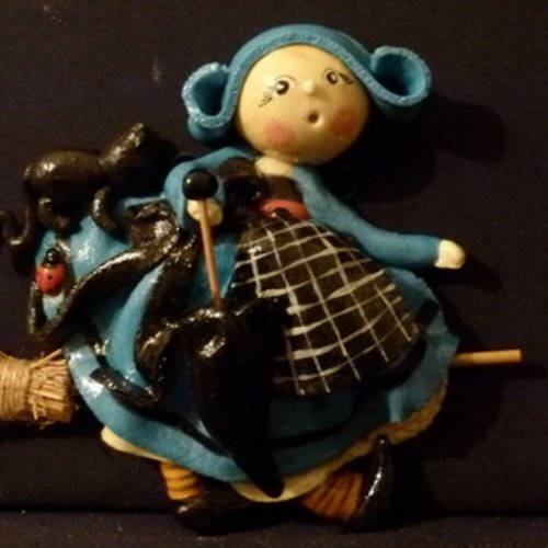 Personnage sur son balai avec son chat noir