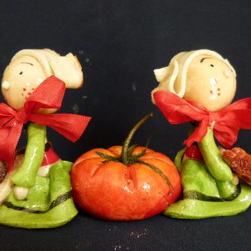 Pâte  à sel  deux petites musiciennes avec une belle tomate 