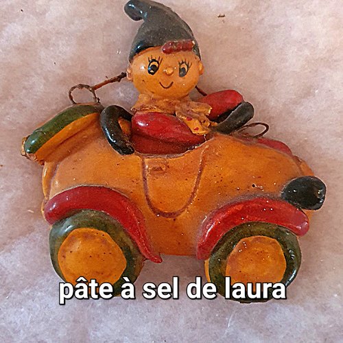 Pâte a sel , un petit garçon en taxi