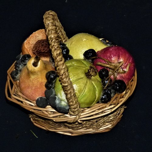Un panier avec ses fruits