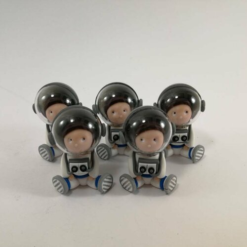 Lot de 5 petits sujets cosmonautes