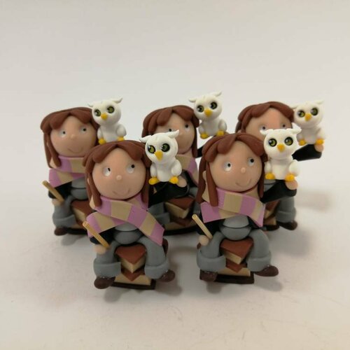 Lot de 5 petits sujets magiciennes et leurs hiboux
