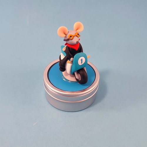 Boîte à dents de lait souris sur sa moto