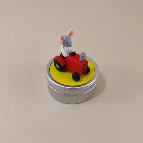Boîte à dents de lait souris sur son tracteur