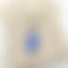 Pendentif femme ovale allongé avec incrustation de particules bleues claires et bleues france dans une résine translucide. bijou pour femme