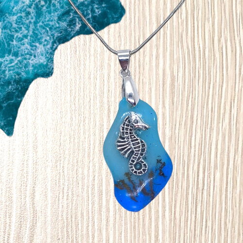 Pendentif femme bleu ovale en résine avec incrustation d'un hippocampe sur fond marin, collier pour femme, cadeau pour femme