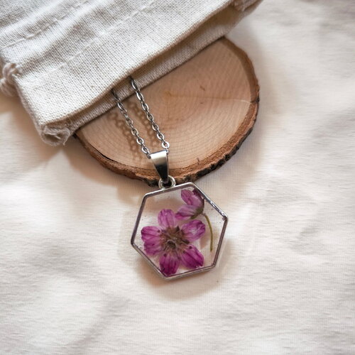 Pendentif fleurs naturelles roses, collier original octogone, avec une chaine. bijoux pour femmes cadeau fait main modèle unique