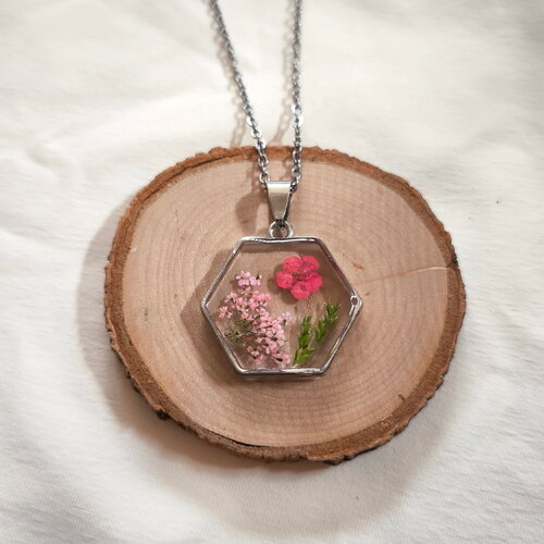 Pendentif fleurs naturelles, forme originale octogone, porté avec une chaine de 45 cm. bijoux pour femmes, cadeau fait main