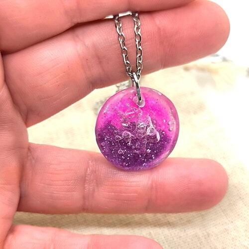 Pendentif femme rond en résine effet bulles, couleurs rose violet avec une chaîne en acier inoxydable de 50 cm. bijou femme, cadeau femme.