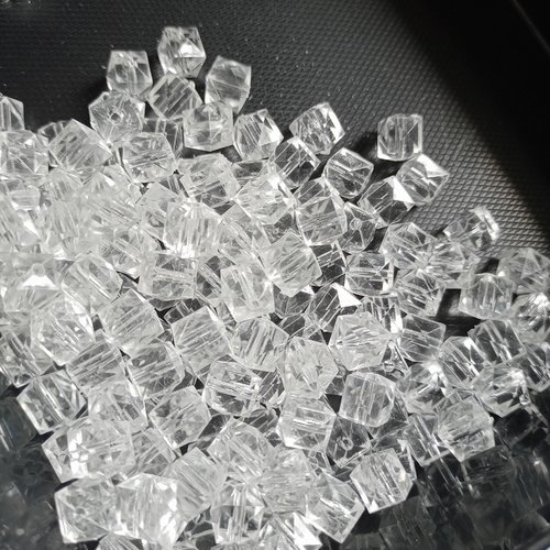 Lot de 80 perles cube transparent en acrylique 10 mm