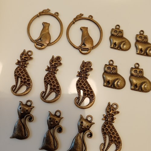 Lot de 13 breloques chats en métal couleur bronze lb3