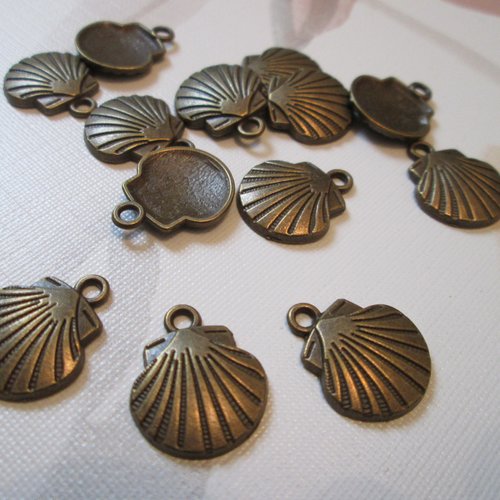 14 breloques coquillage  17 x 14 mm en métal couleur bronze