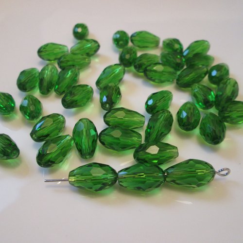 2 perles vertes en verre à facettes goutte 11x8mm