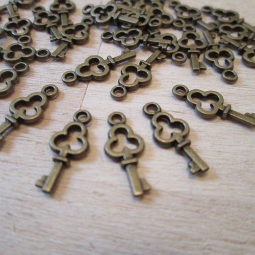 2 breloques clé clef 15x4 mm en métal couleur bronze