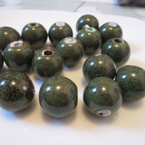 2 perles en céramique 15 mm vert kaki rondes