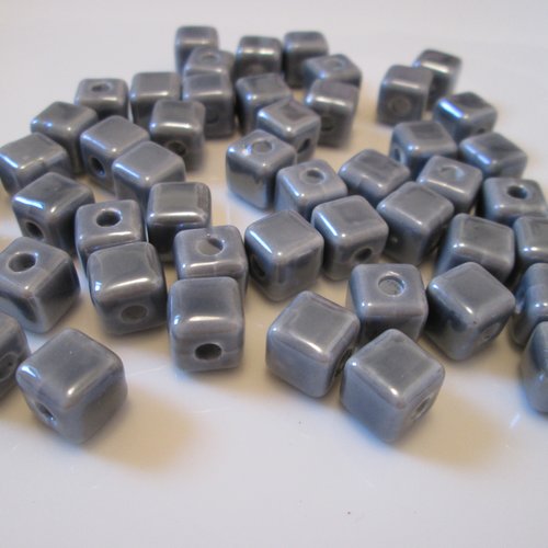 2 perles cubes en céramique 8x8 mm gris perle