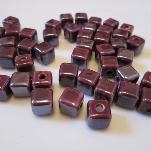 2 perles cubes en céramique 8x8 mm violet prune