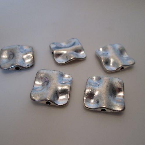 4 perles palet carré irrégulier en métal argenté 15 mm