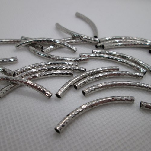 10 perles tube courbé lisse en métal argenté 35x3 mm