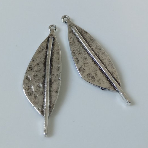 Pendentif tribal ethnique en métal argenté 44x12 mm