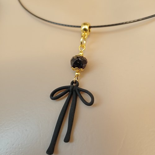 Pendentif noeud de ruban noir et perle en verre sur métal doré 55x20 mm