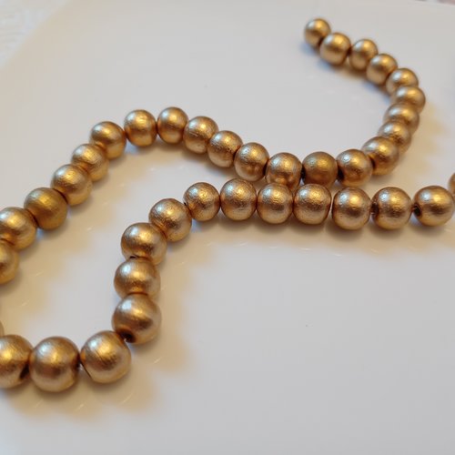 Fil de 50 perles en bois de cyprès 8mm doré