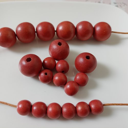 18 perles en bois de hêtre 8mm et 15 mm rouge cinabre