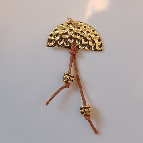 Pendentif demi lune martelée avec cordon caramel et perles en étal doré 6x3 cm