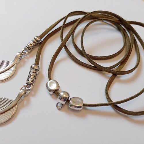 120 cm base de collier lariat lanière de suédine kaki et perles argentées