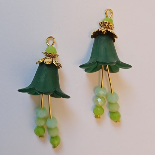 2 pendentifs corolle vert épinard, perle en verre et métal doré 44x17 mm