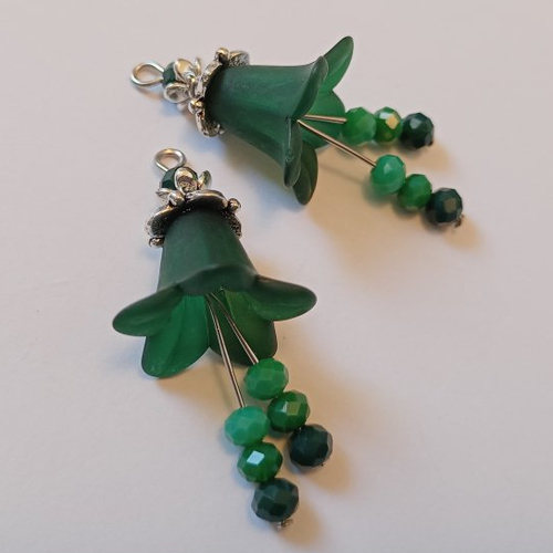 2 pendentifs corolle vert épinard, perle en verre et métal argenté 40x17 mm
